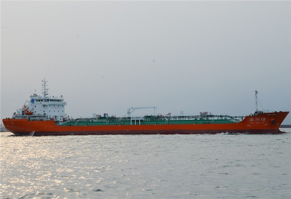 Kungfu alternator equips with the first ten-thousand-tonnage product oil tanker “XIN RUN 19” 